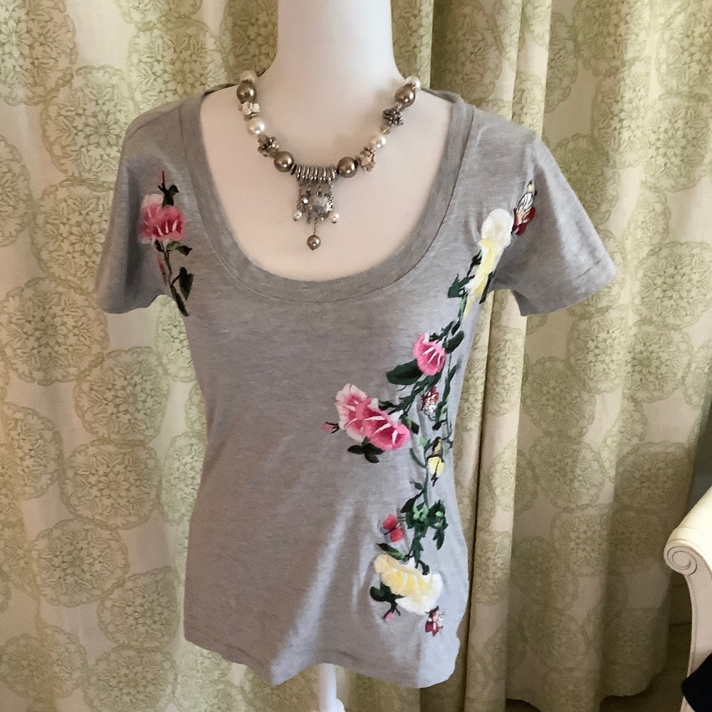 Embroidered scoop-neck tee